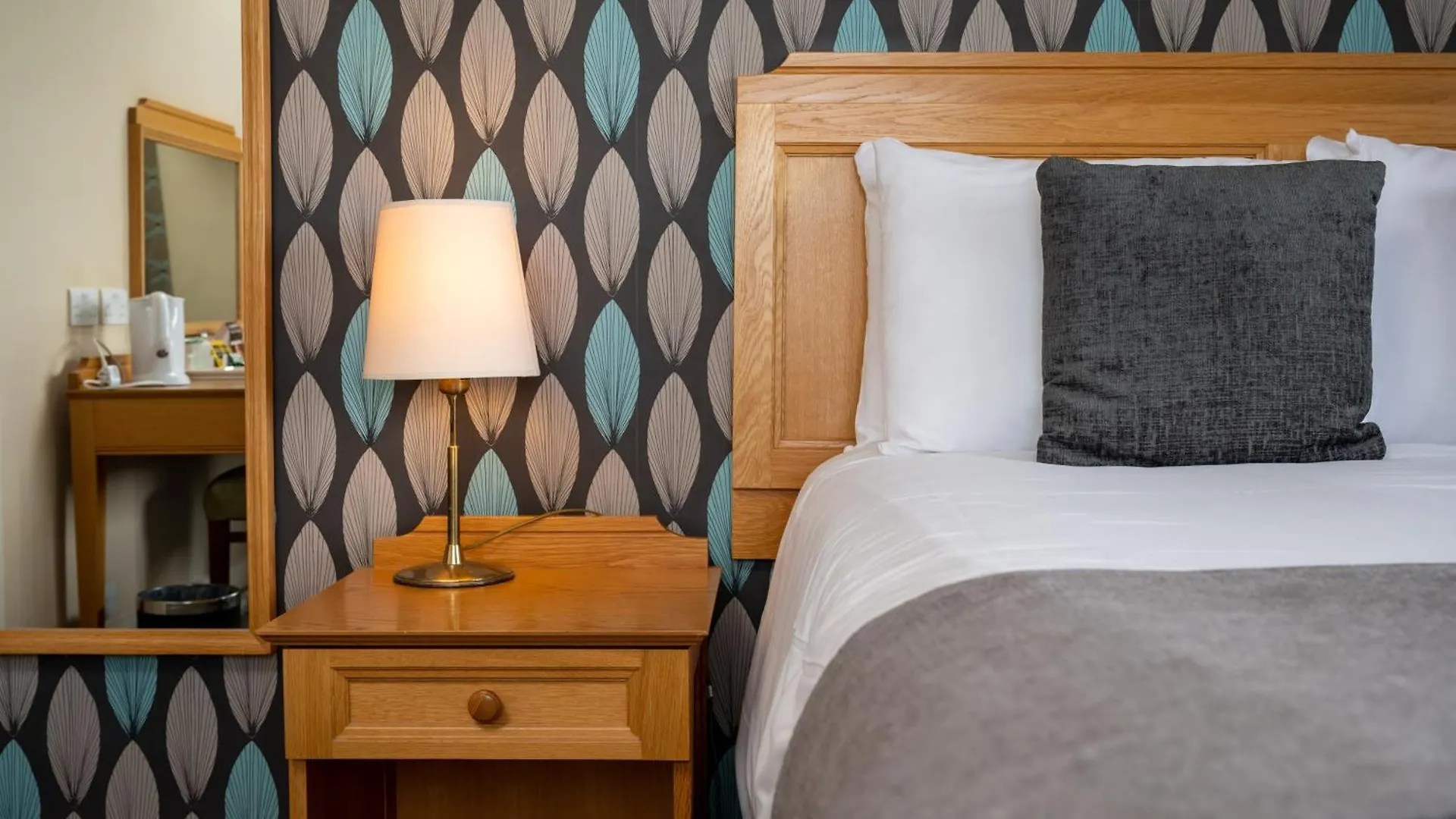 Commodore Hotel By Greene King Inns Bournemouth 3*,